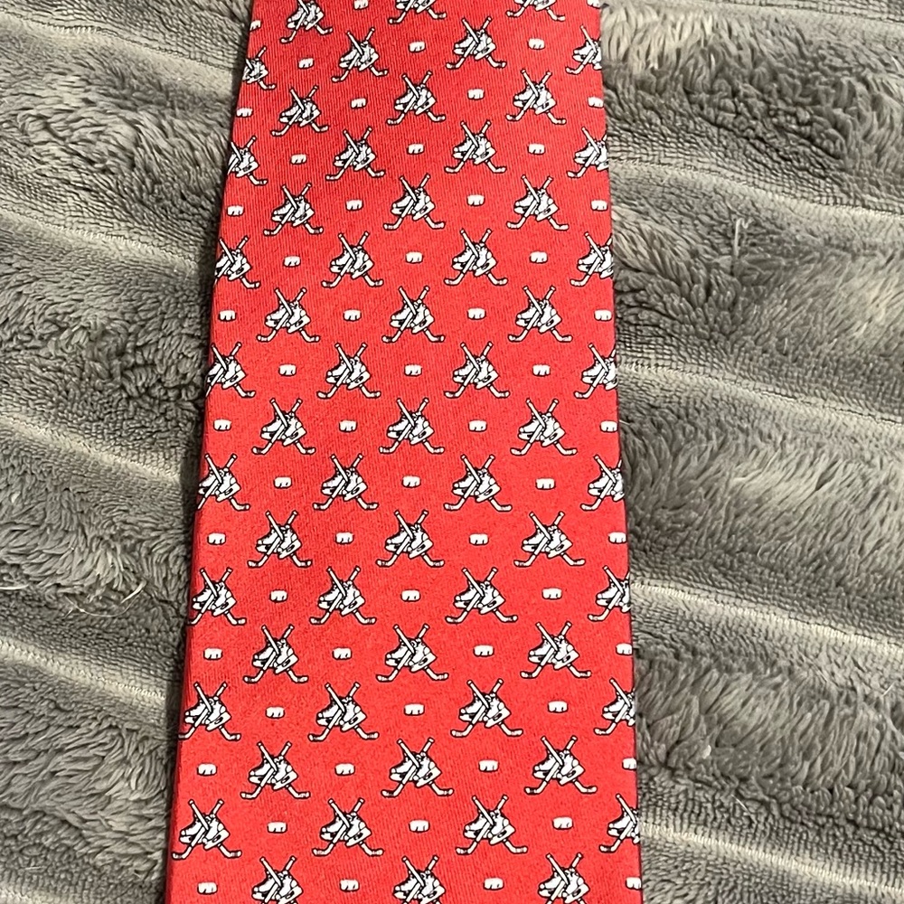 Vineyard Vines Red and White Patterned Tie